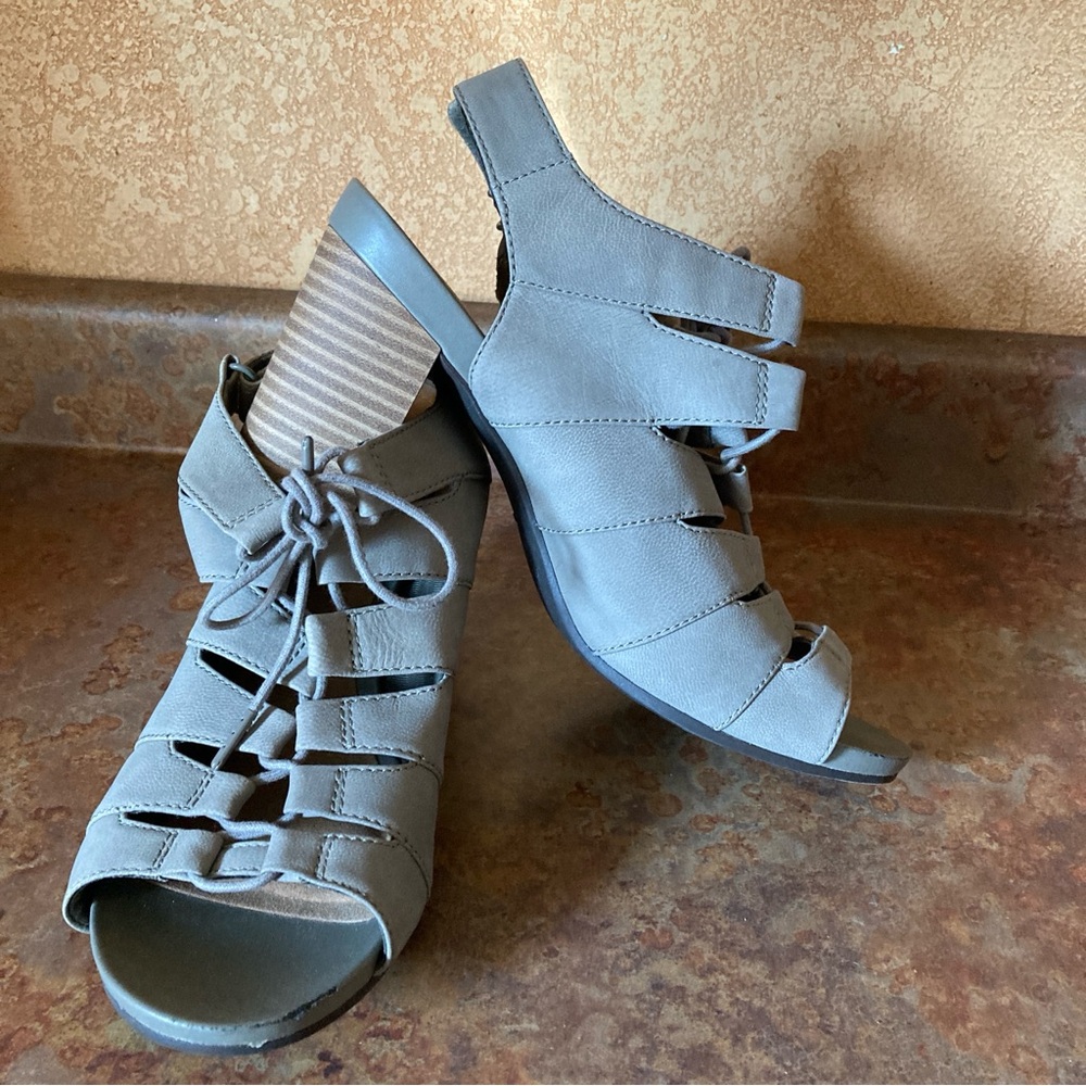 Clarks Size 7.5 W Banoy Waneta taupe nubuck leather heeled sandals